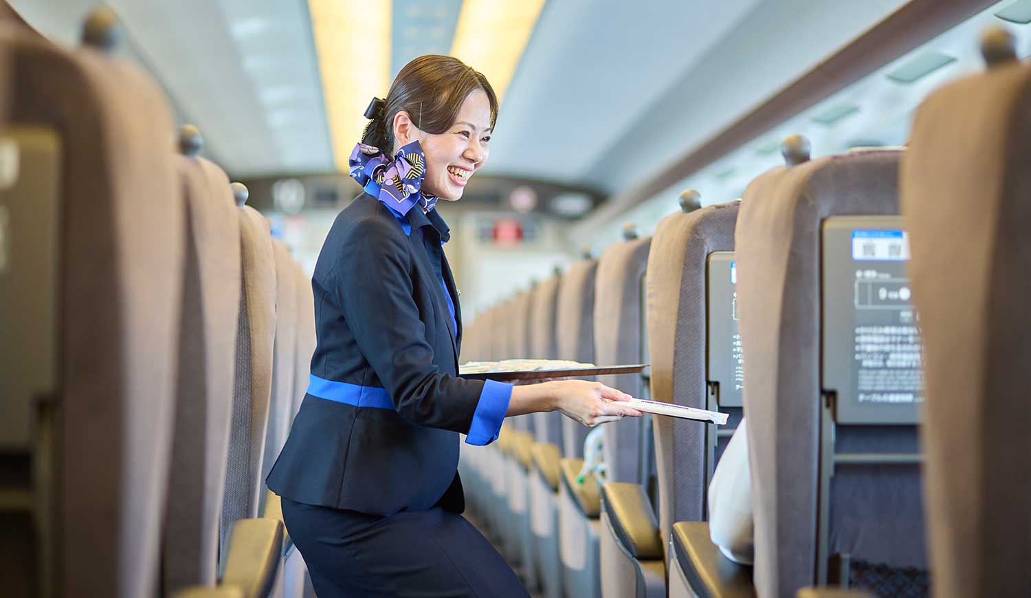 新幹線車内でサービスを行うパーサー
